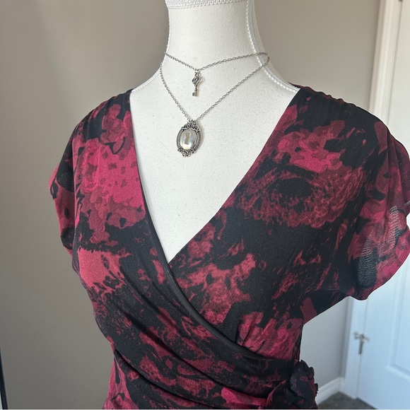 Y2K “Le Chateau” Black and Red Abstract Print Asymmetrical Mesh Top - Picture 4 of 8